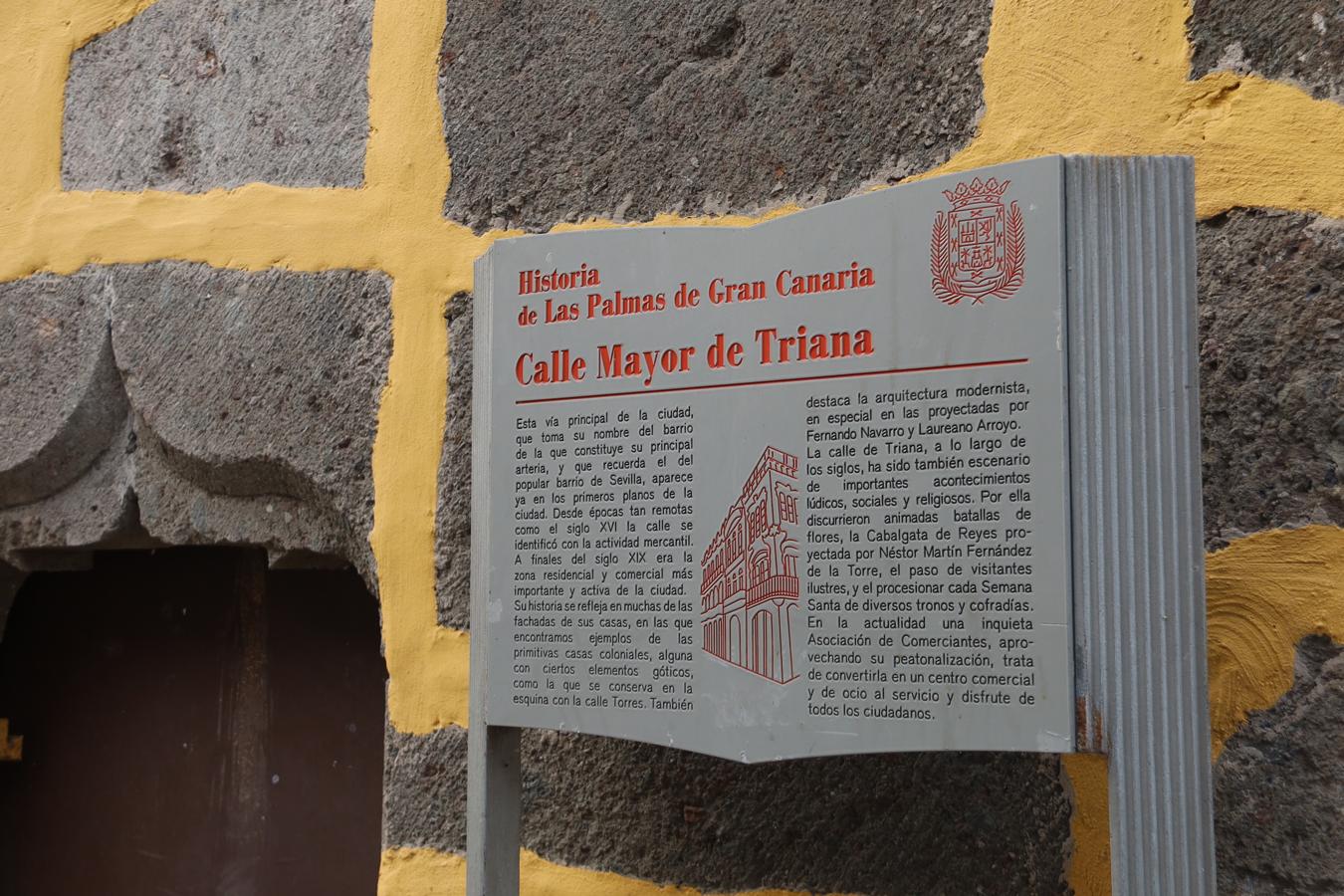 La calle Triana es una de las vías principales de la ciudad y también de la novela.