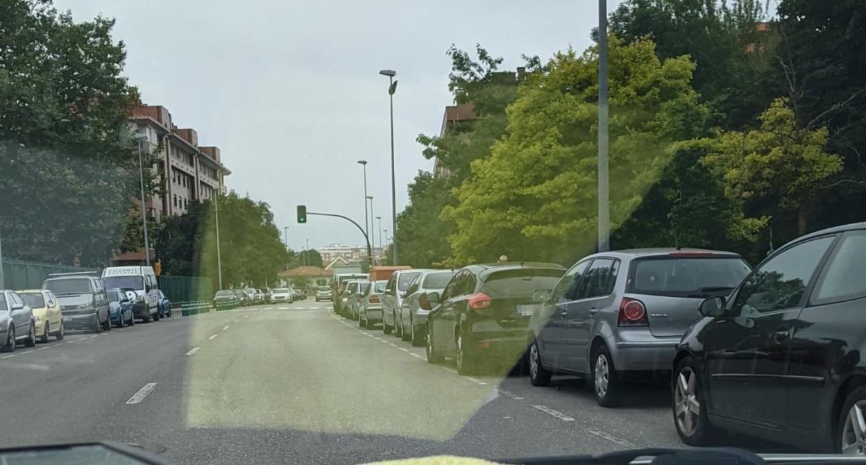 El coche con el radar, aparcado en tercer lugar a la derecha, en la calle Poeta Ángel González. 