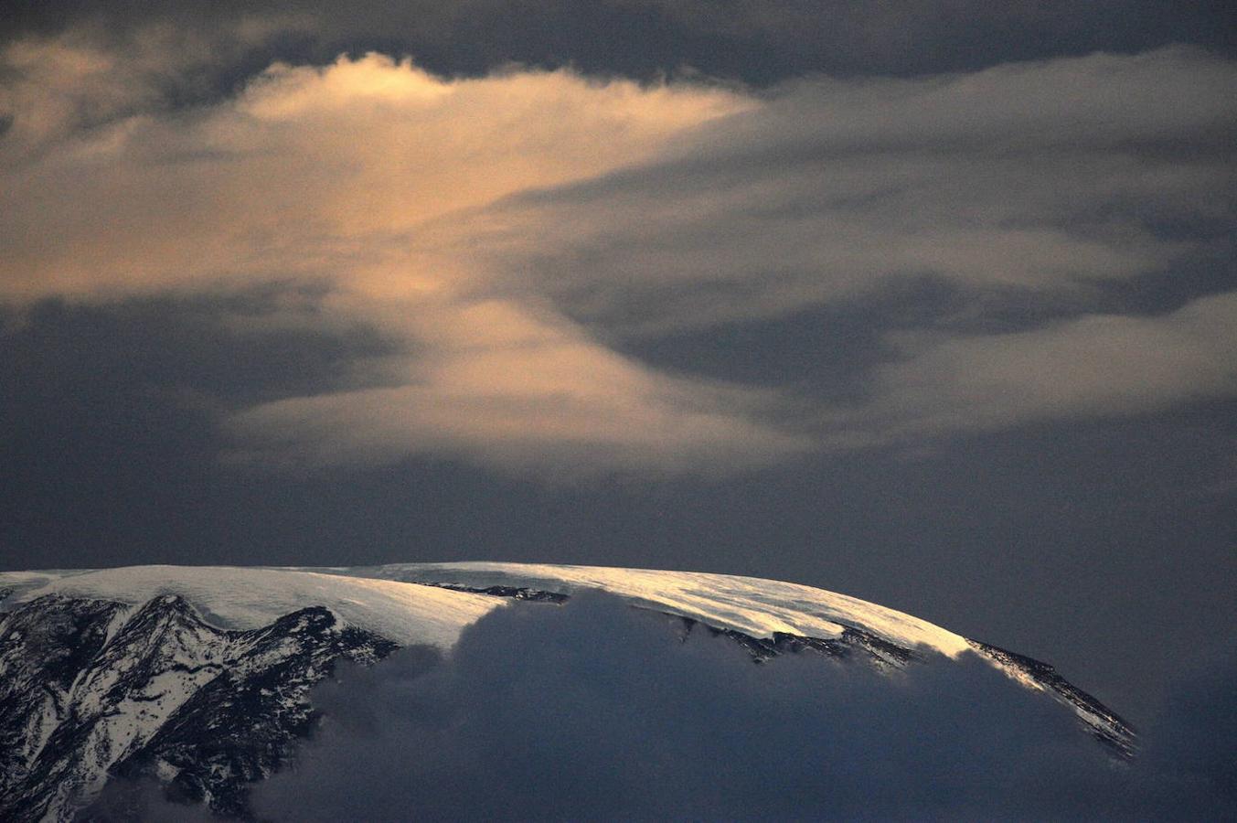 Kilimanjaro: Esta montaña situada al noroeste de Tanzania, se encuentra formada por tres volcanes activos: el Shira, el Mawenzi y el Kibo. La lava expulsada por el cráter de Shira, era poco viscosa por lo que se desplazó lo suficiente para formar la base del macizo con pendientes más suaves, mientras que la alta viscosidad del Mawenzi y el Kibo dieron al conjunto más altura configurando una montaña con mayores pendientes como el actual Kilimanjaro.