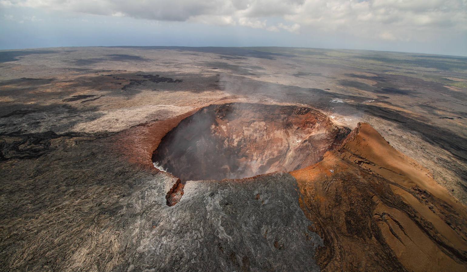 Mauna Loa: El Mauna Loa es uno de los volcanes más grandes de la Tierra (en área y volumen) y su nombre significa Montaña Larga en hawaiano. Un volcán que cubre casi la mitad del área de la isla de Hawai con una altura de 4.169 m. También es uno de los más activos de la Tierra, ya que a lo largo de la historia ha entrado en erupción en más de 100 ocasiones. Se estima que comenzó como un volcán submarino hace unos 500.000 años y tras varias erupciones prolongadas emergió del fondo oceánico unos 400.000 años atrás.