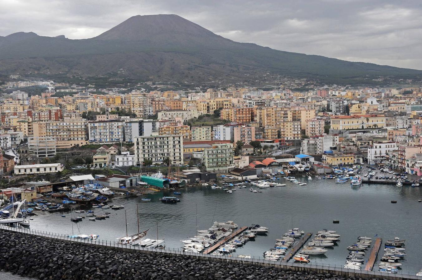 Monte Vesubio: Este volcán ubicado frente a la bahía de Napoles, es el volcán activo más conocido y uno de los más peligrosos del mundo. Conocido sobre todo por sepultar bajo sus cenizas las ciudades de Pompeya y Herculano en el 79 d.C. Su última erupción fue en 1944. Una de las razones de estar considerado el más peligroso del mundo, además de por estar en activo, es porque en sus inmediaciones viven cerca de tres millones de personas.