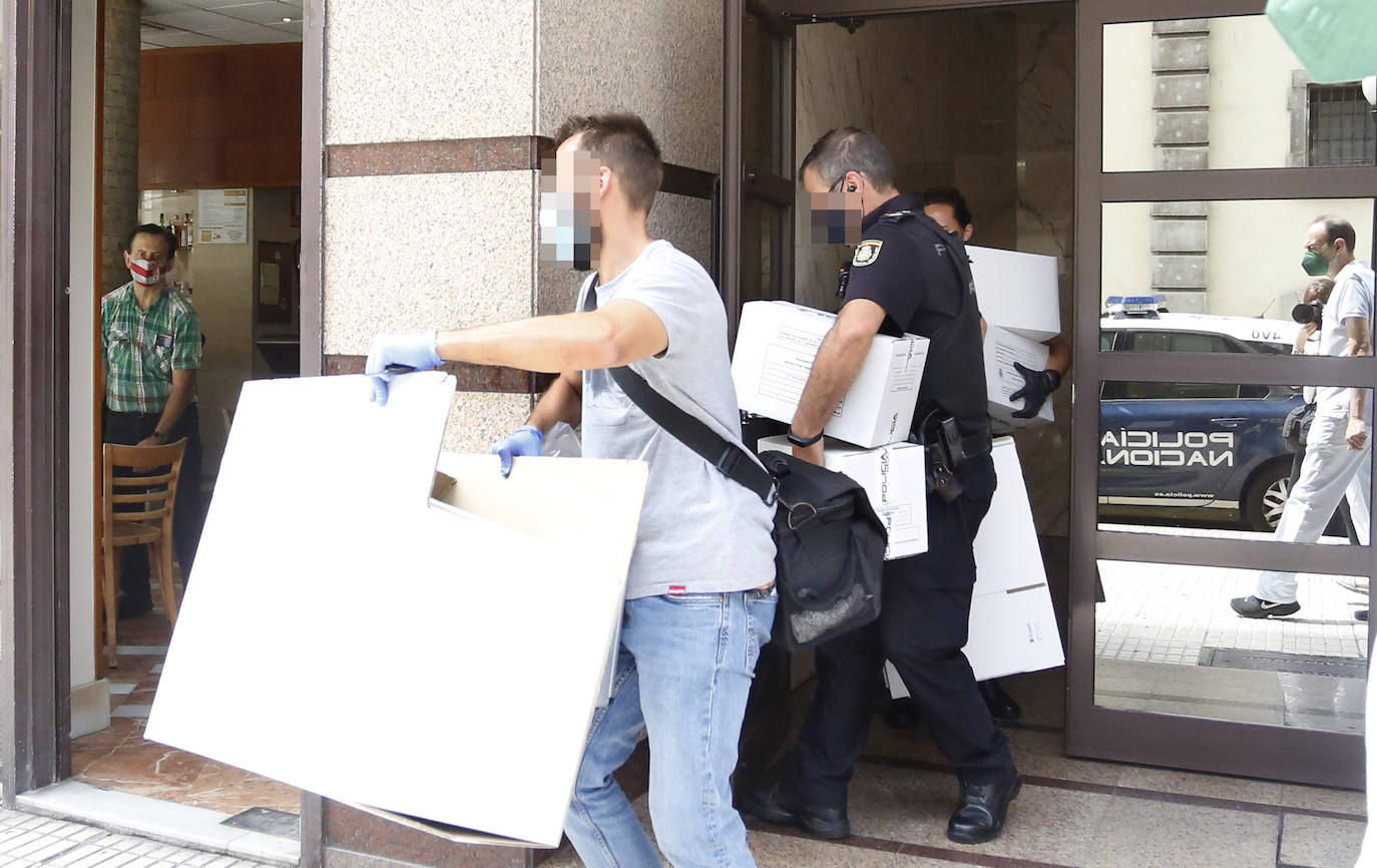 La Policía Nacional investiga una violación múltiple a dos jóvenes de 22 años en Gijón. Se ha detenido a cuatro hombres, de entre 20 y 30 años, de nacionalidad portuguesa.