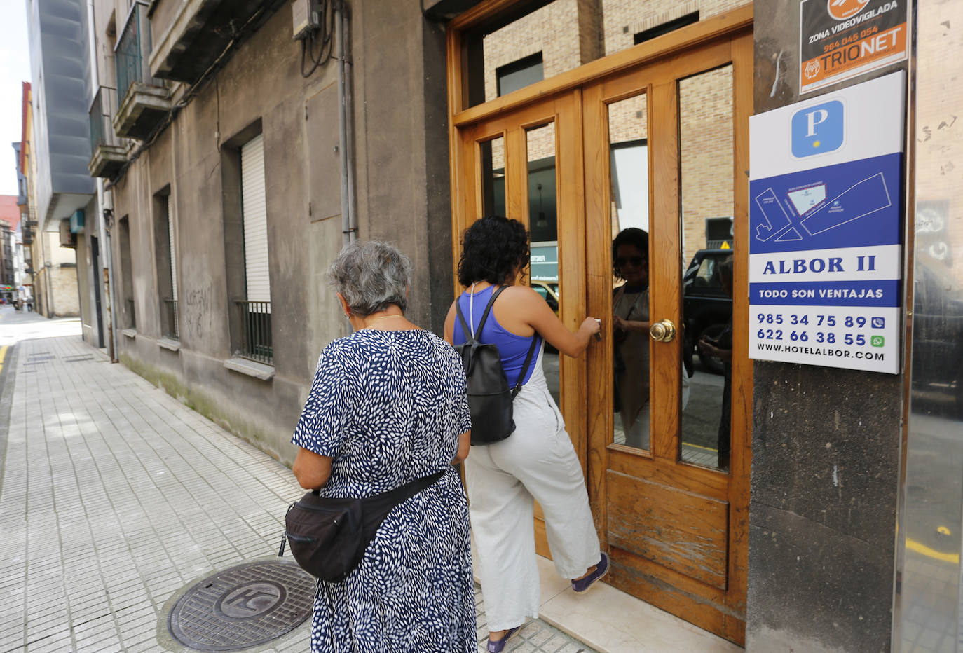 La Policía Nacional investiga una violación múltiple a dos jóvenes de 22 años en Gijón. Se ha detenido a cuatro hombres, de entre 20 y 30 años, de nacionalidad portuguesa.
