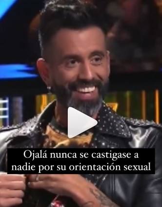 Humor. El avilesino Alexsinos ronda los 100.000 seguidores en internet, entre los que están Santi Millán, Anabel Pantoja e Irene Rosales, gracias a imágenes que tiran de ironía y cotidianidad.