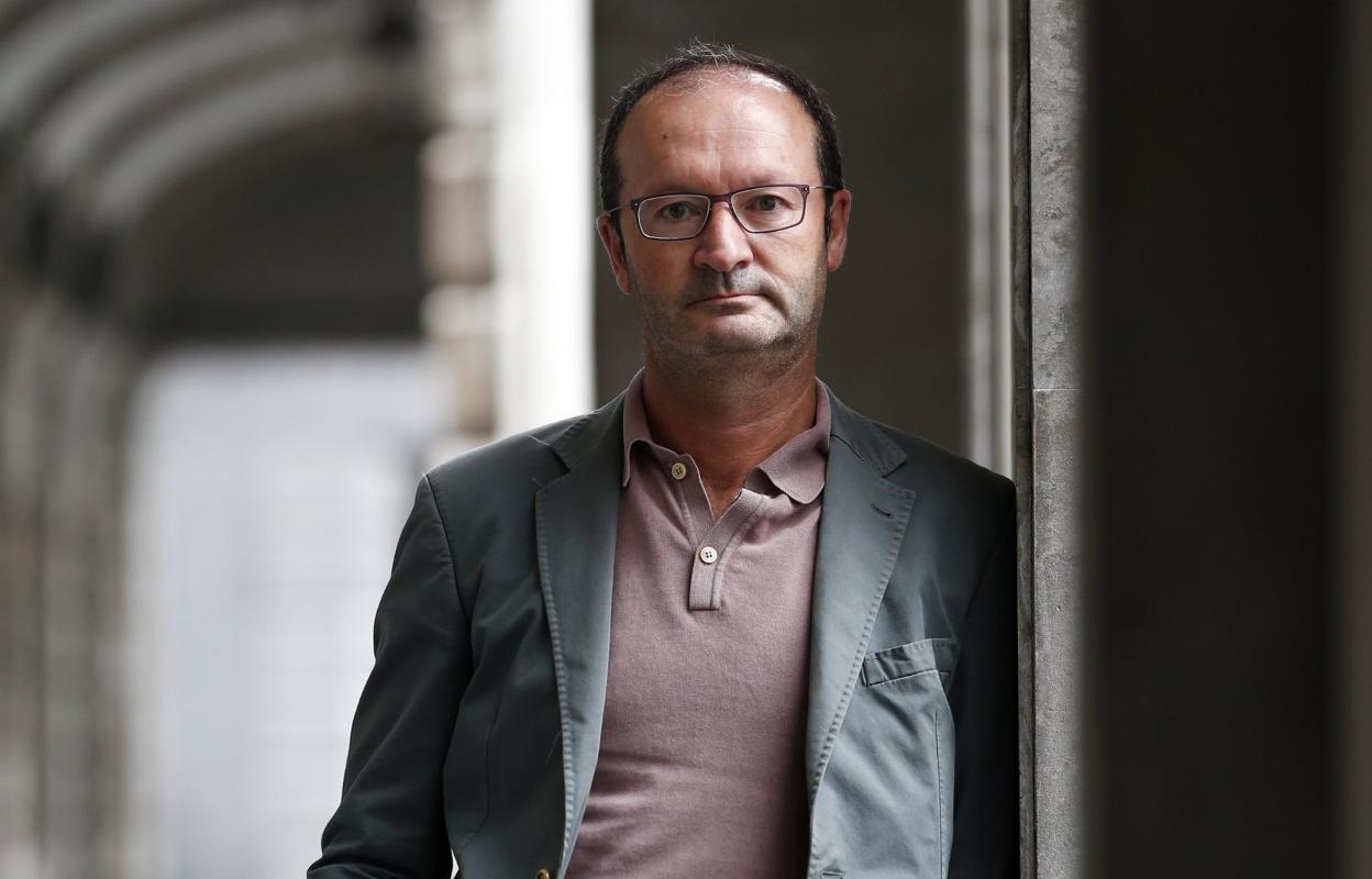 Javier Cueli, en Oviedo, ante la Consejería de Educación. 