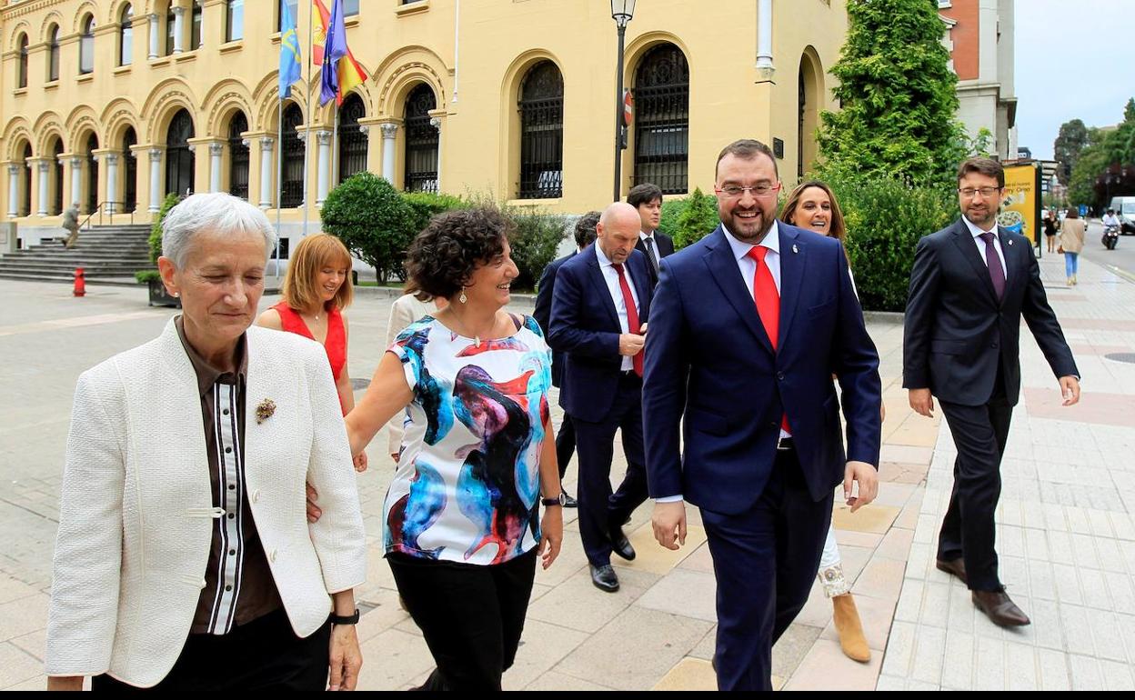 Barbón junto a sus consejeros el día de su toma de posesión, hoy hace dos años. En primer término, la titular de Educación, Carmen Suárez.