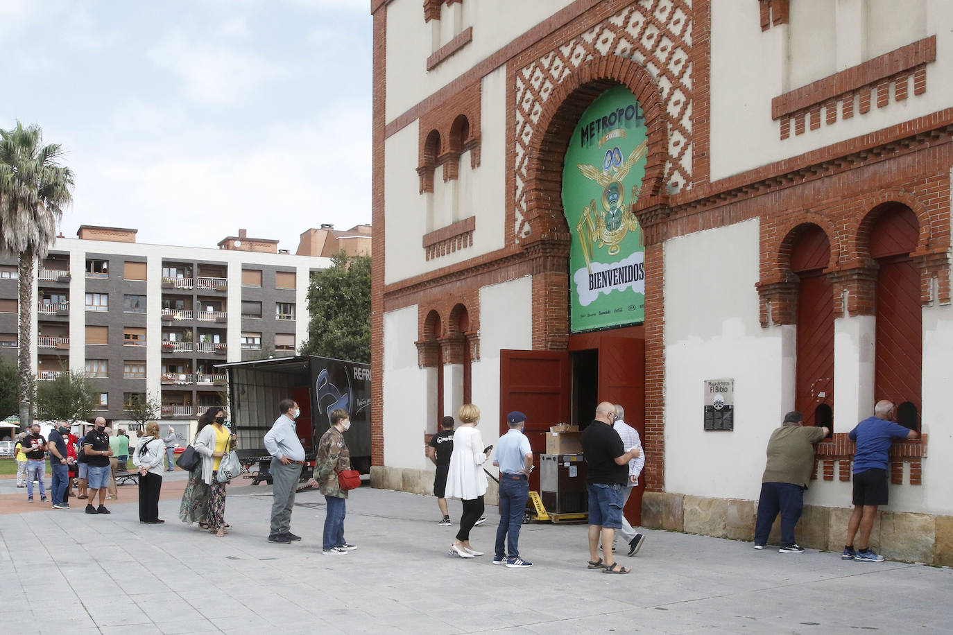 Fotos: Largas colas para sacar el abono de los toros en Gijón
