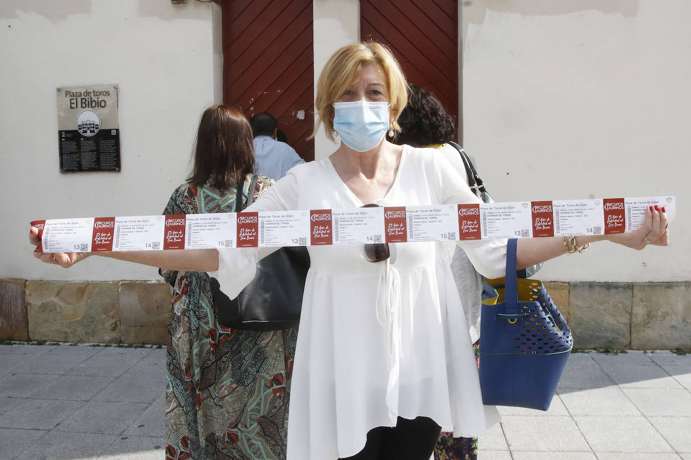 Fotos: Largas colas para sacar el abono de los toros en Gijón
