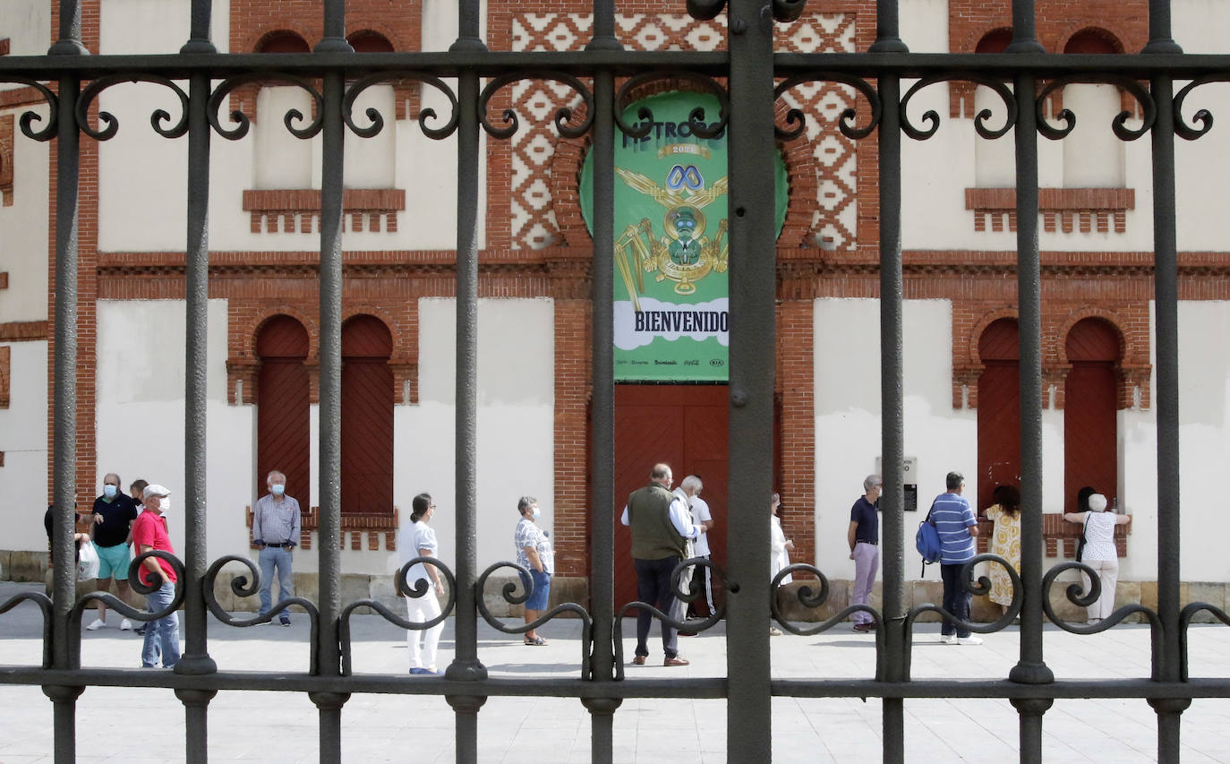 Fotos: Largas colas para sacar el abono de los toros en Gijón
