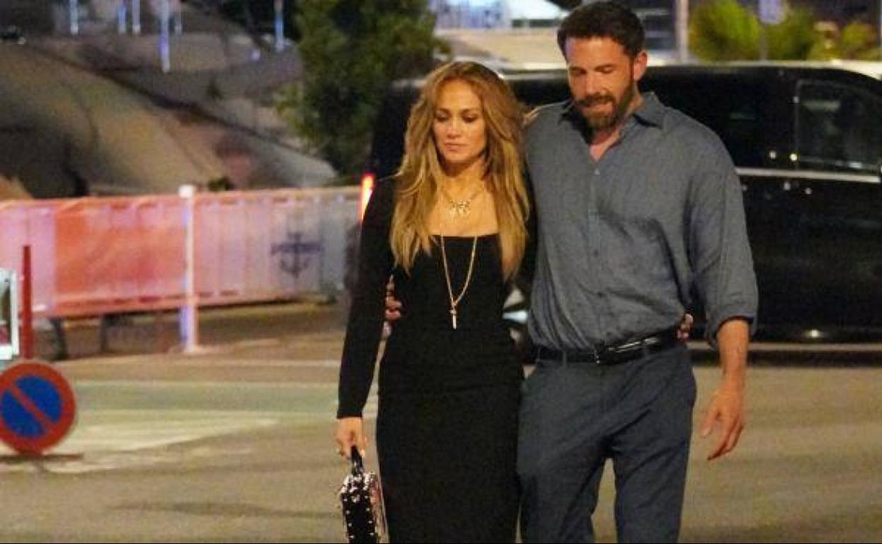 Jennifer López y Ben Affleck pasean acaramelados por las calles de Saint-Tropez.