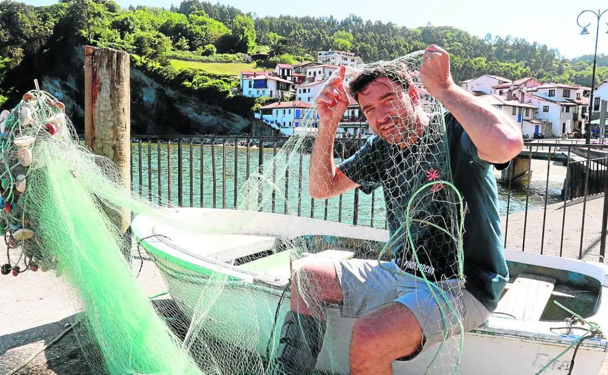 Pajarón bromea en el puerto de Tazones, muy cerca de donde graba sus populares vídeos.