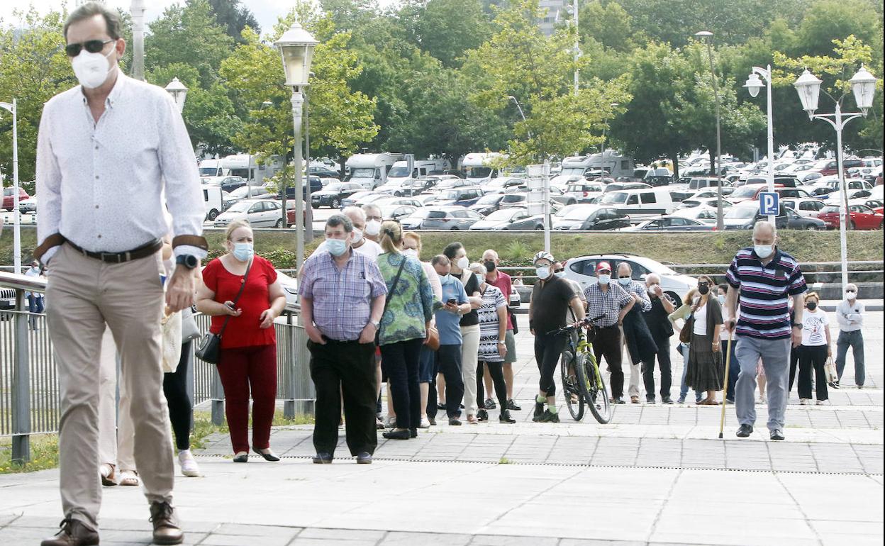 Colas para la vacunación en el Palacio de los Deportes de Gijón.