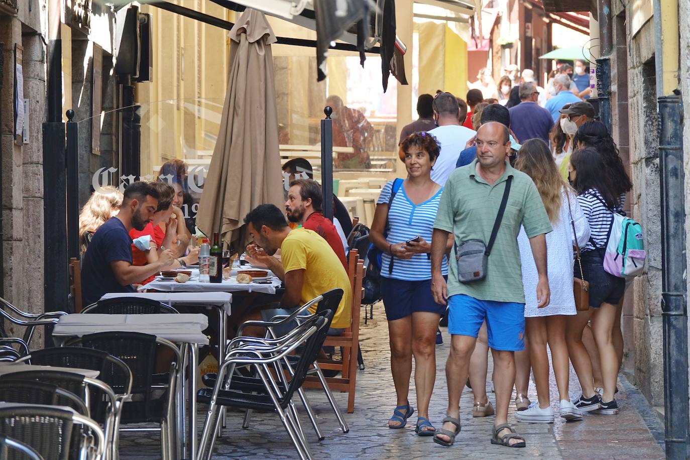 La temporada estival está siendo un completo éxito; las playas y terrazas se llenan y los asturianos cada vez tienen más ganas de disfrutar de la naturaleza, de las romerías con un culín en mano naturaleza, y de las múltiples propuestas culturales que ofrece nuestra región.