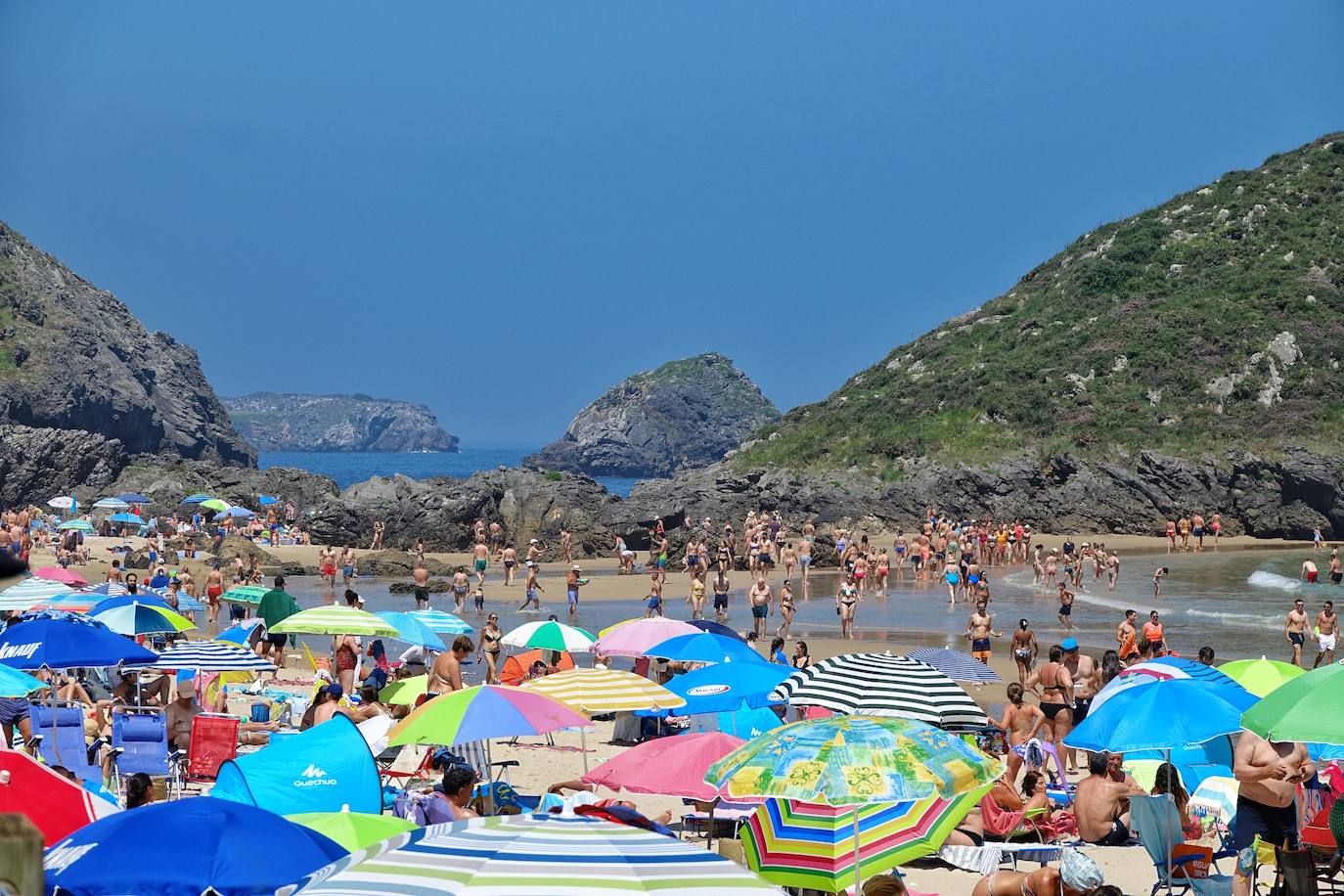 La temporada estival está siendo un completo éxito; las playas y terrazas se llenan y los asturianos cada vez tienen más ganas de disfrutar de la naturaleza, de las romerías con un culín en mano naturaleza, y de las múltiples propuestas culturales que ofrece nuestra región.