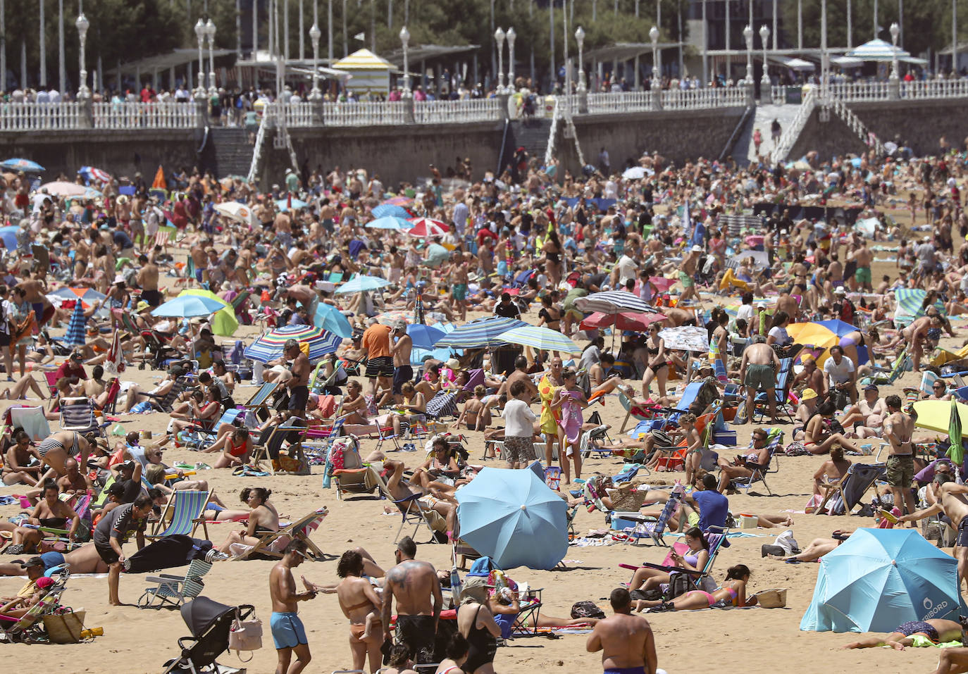 La temporada estival está siendo un completo éxito; las playas y terrazas se llenan y los asturianos cada vez tienen más ganas de disfrutar de la naturaleza, de las romerías con un culín en mano naturaleza, y de las múltiples propuestas culturales que ofrece nuestra región.