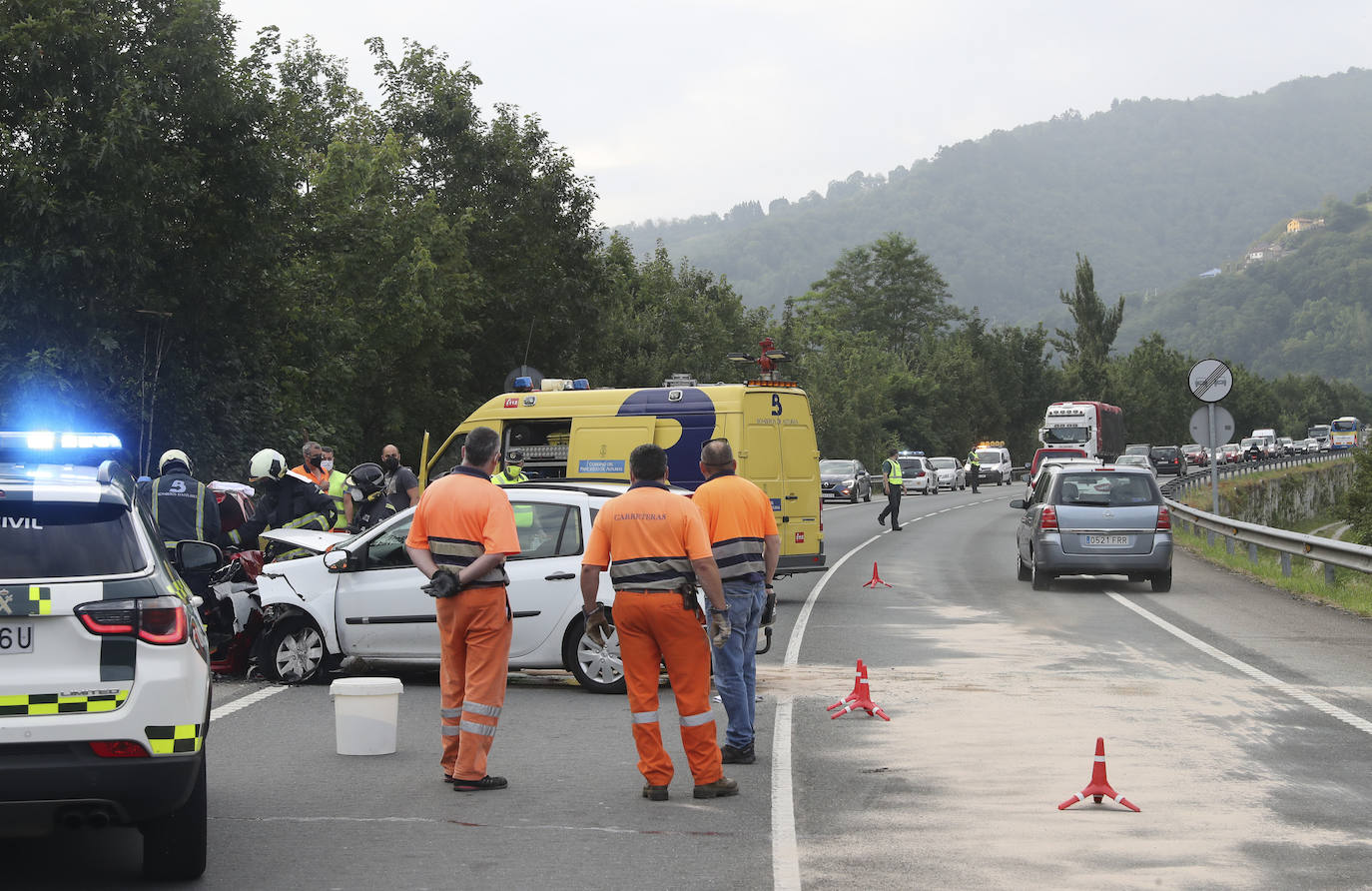 Dos personas han resultado heridas en un choque frontal entre dos vehículos en el corredor del Nalón, a la altura del pozo Sotón. El accidente provocó retenciones en la zona mientras se procedía a la evacuación de los heridos y la retirada de los coches.