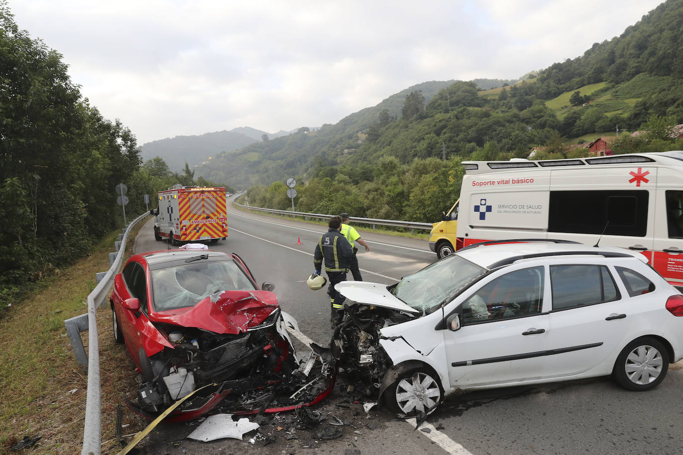 Dos personas han resultado heridas en un choque frontal entre dos vehículos en el corredor del Nalón, a la altura del pozo Sotón. El accidente provocó retenciones en la zona mientras se procedía a la evacuación de los heridos y la retirada de los coches.