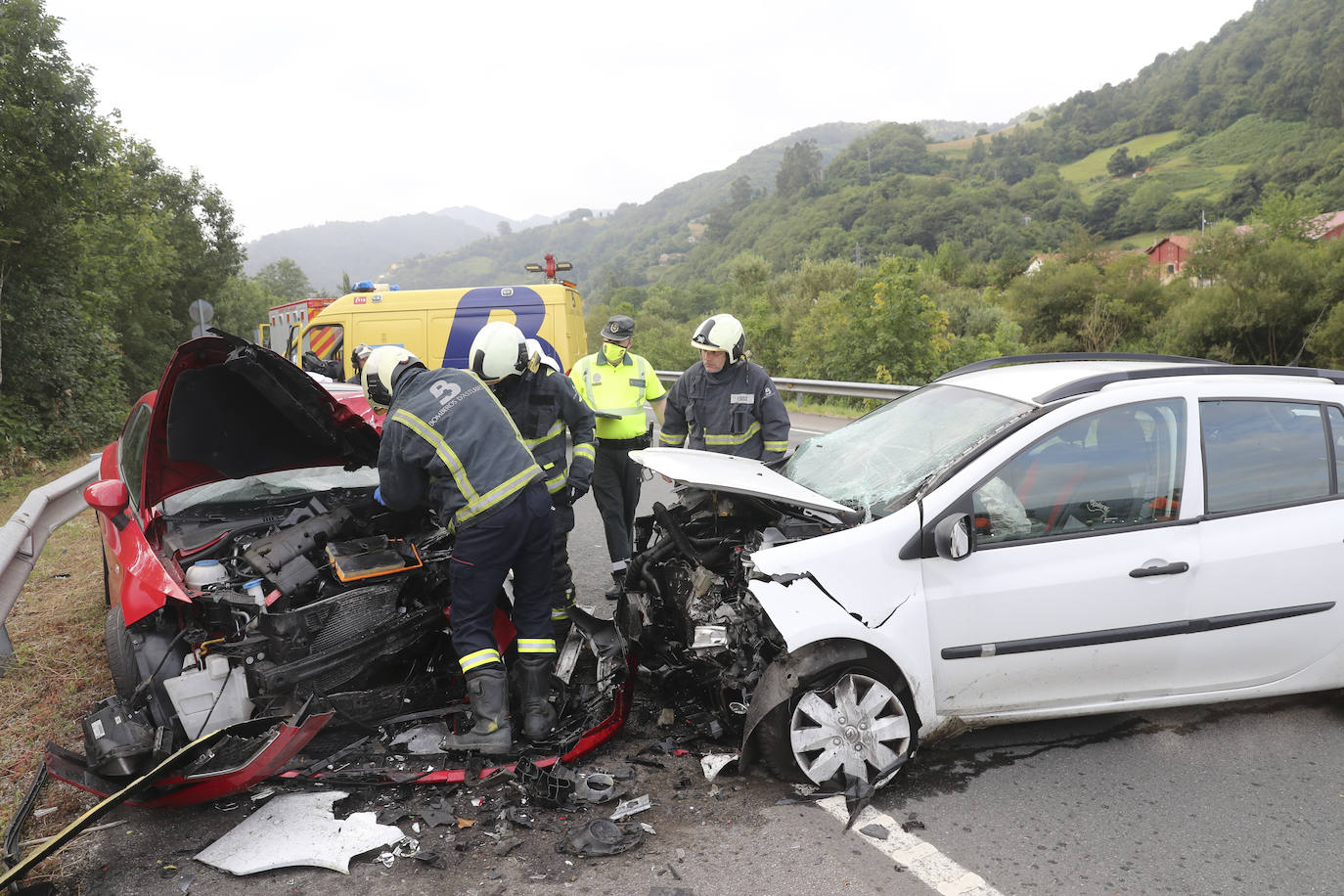 Dos personas han resultado heridas en un choque frontal entre dos vehículos en el corredor del Nalón, a la altura del pozo Sotón. El accidente provocó retenciones en la zona mientras se procedía a la evacuación de los heridos y la retirada de los coches.