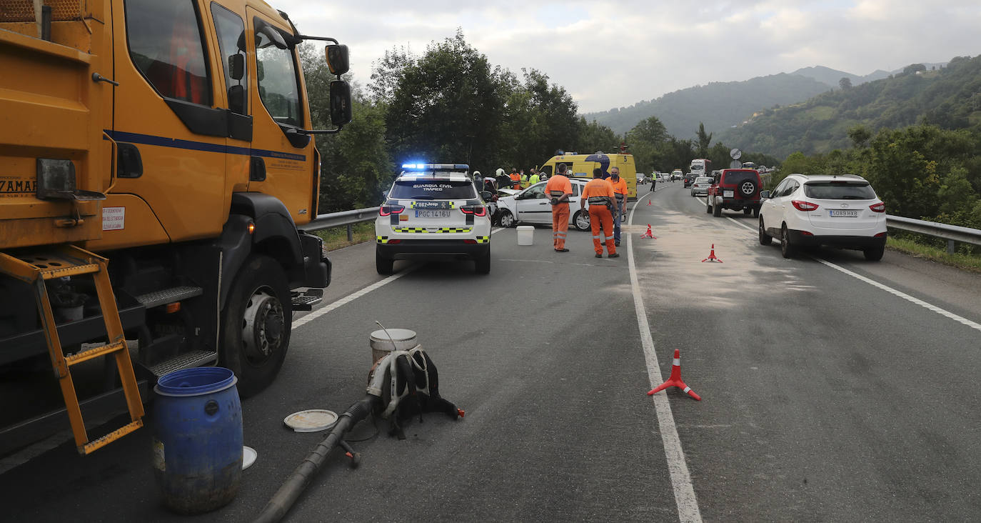 Dos personas han resultado heridas en un choque frontal entre dos vehículos en el corredor del Nalón, a la altura del pozo Sotón. El accidente provocó retenciones en la zona mientras se procedía a la evacuación de los heridos y la retirada de los coches.