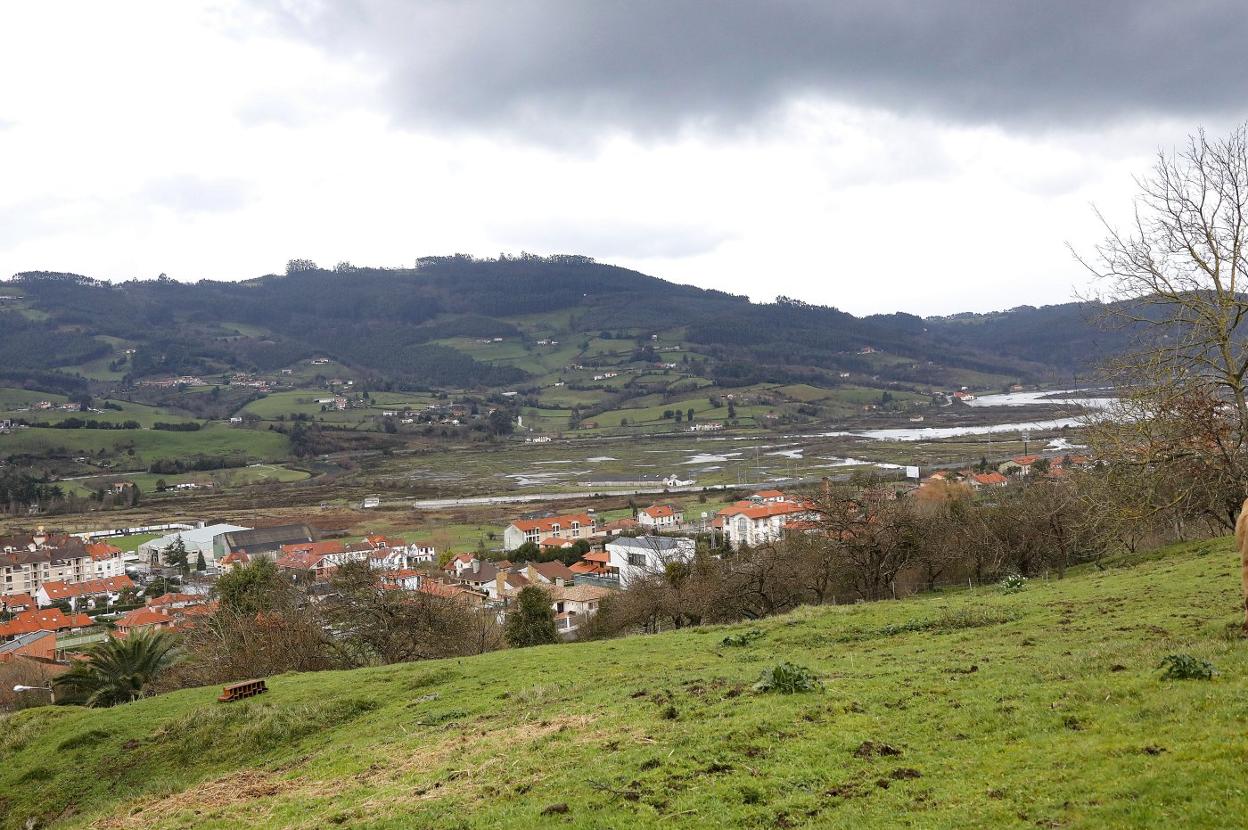 Vista de parte del casco urbano de Villaviciosa con la ría de fondo. 