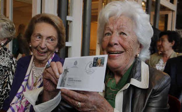 Imagen principal - Arriba, durante la presentación del sello de Corrreos dedicado a Leonor; con su marido José Luis Ortiz en su casa de Sardéu; y con los Reyes en una de sus primeras visitas a Ribadesella como Príncipes de Asturias.