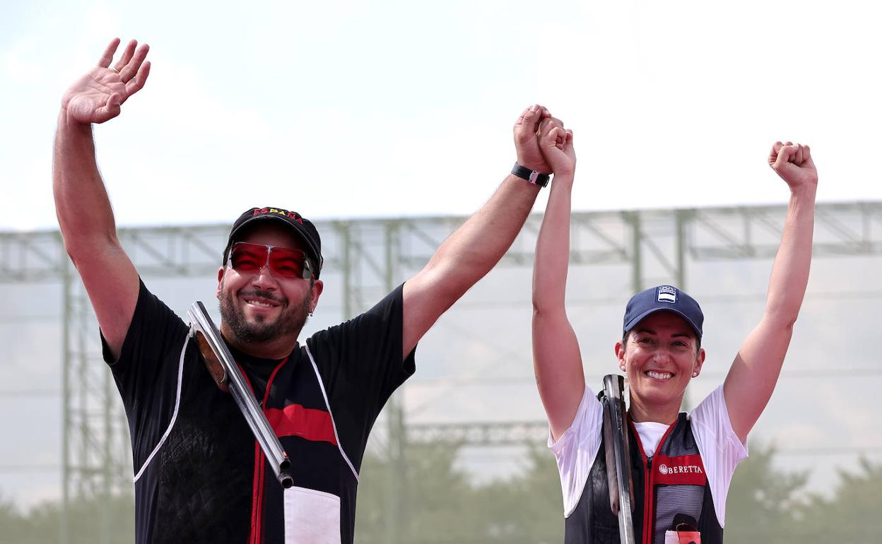 Fátima Gálvez y Alberto Fernández posan con la medalla de oro. 