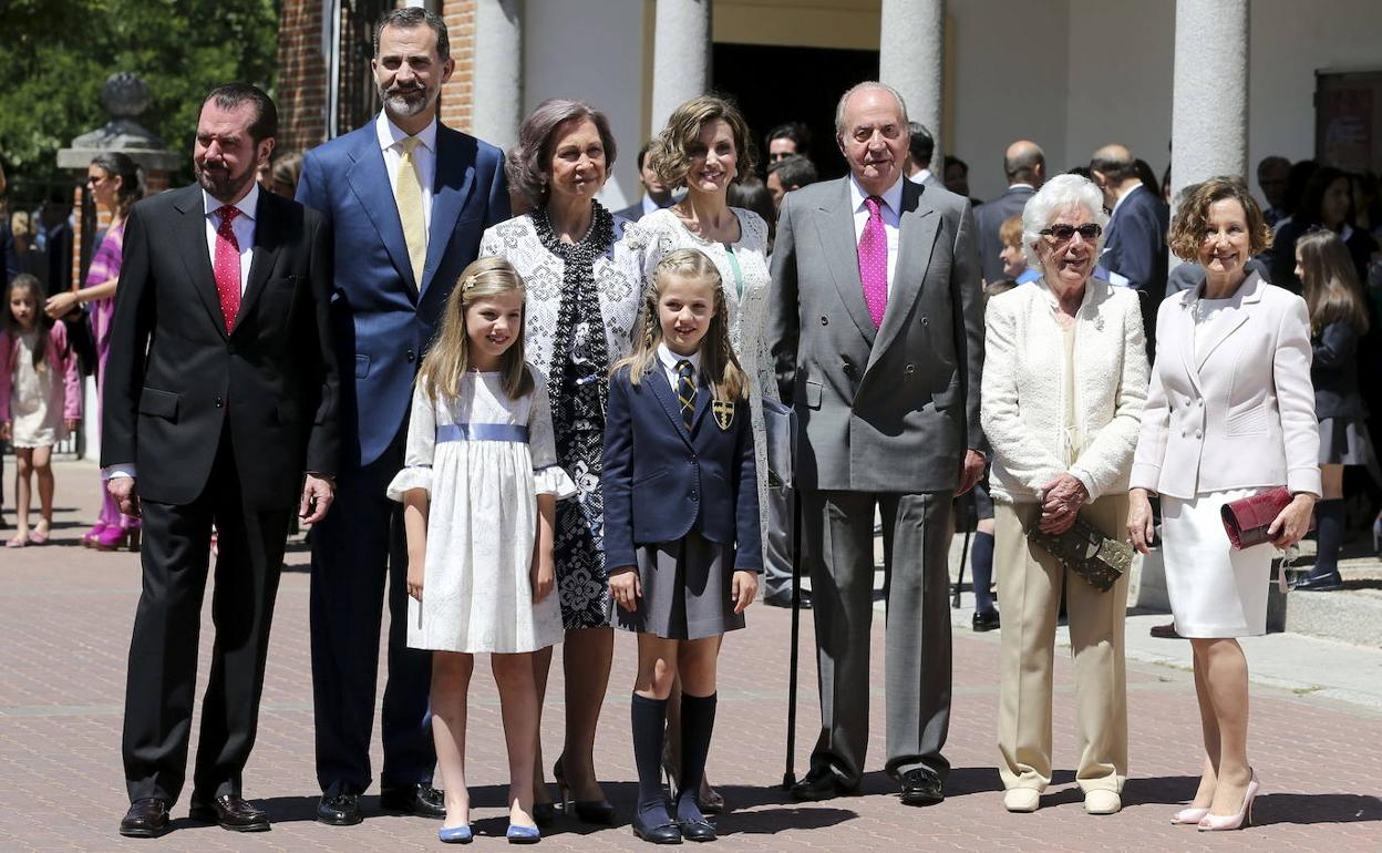 Menchu Álvarez del Valle, segunda por la derecha, junto a la Familia Real en la comunión de la Princesa Leonor.