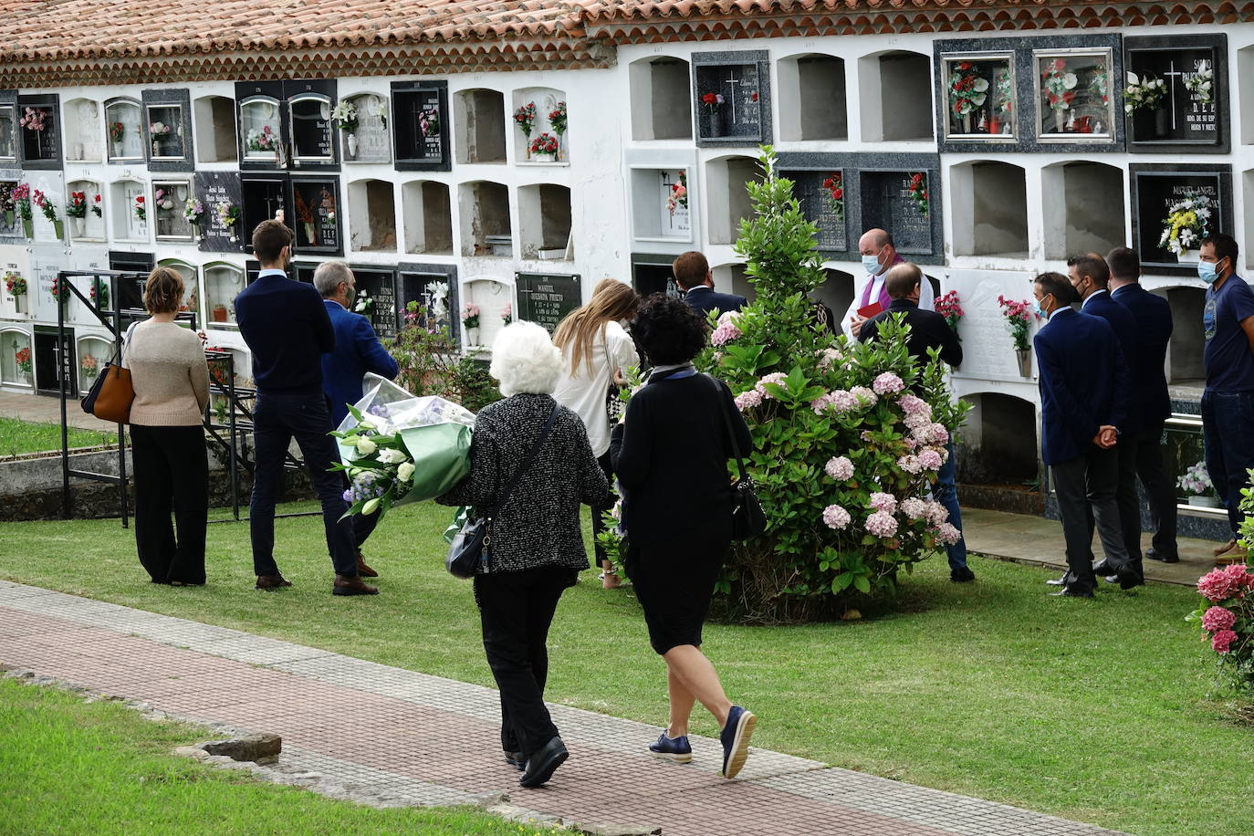 Último adiós a Menchu Álvarez del Valle en Ribadesella. El cementerio de la localidad riosellana de El Carmen ha acogido el entierro de la periodista, fallecida a los 93 años. Al acto, en la más estricta intimidad y sin presencia de su nieta la Reina Letizia, ha acudido su círculo familiar más cercano, entre ellos sus hijos Jesús y Henar Ortiz, así como su hermana Marisol Álvarez del Valle. 