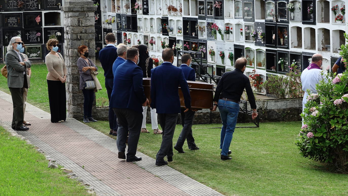 Último adiós a Menchu Álvarez del Valle en Ribadesella. El cementerio de la localidad riosellana de El Carmen ha acogido el entierro de la periodista, fallecida a los 93 años. Al acto, en la más estricta intimidad y sin presencia de su nieta la Reina Letizia, ha acudido su círculo familiar más cercano, entre ellos sus hijos Jesús y Henar Ortiz, así como su hermana Marisol Álvarez del Valle. 