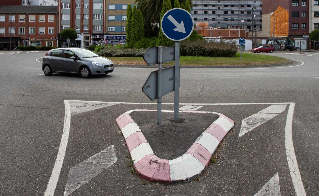 La rotonda en la avenida de Gijón por la que pasará la senda. 