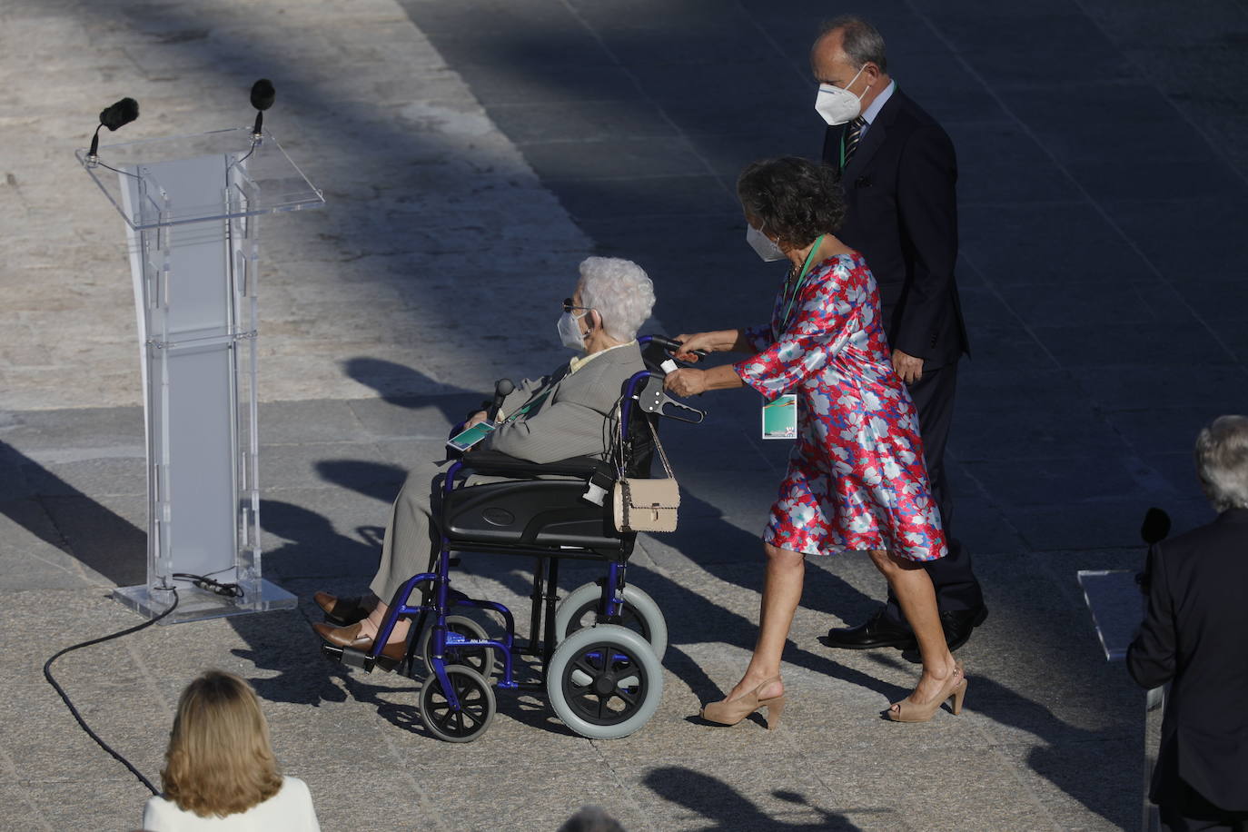 Una persona de edad avanzada, durante la ceremonia de Estado celebrada este mes en el Palacio Real en recuerdo de los fallecidos por vocid-19 y en agradecimiento a los sanitarios.