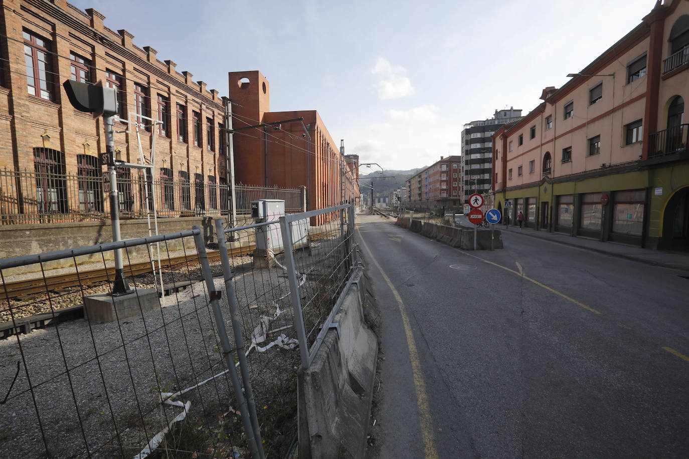 Adif licita la instalación de la catenaria y las vías en el túnel ferroviario de Langreo