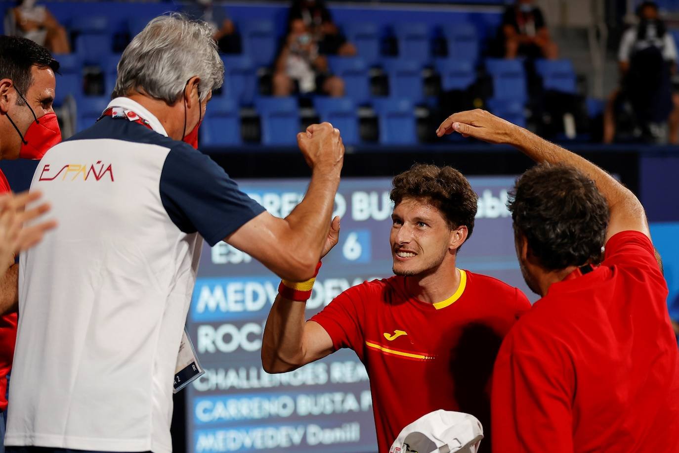 El tenista gijonés se ha clasificado para las semifinales de los Juegos Olimpicos de Tokio tras batir en dos sets al ruso Daniil Medvédev. Carreño venció por 6-2 y 7-6 (7-5) y se medirá en semifinales al Khachanov. 