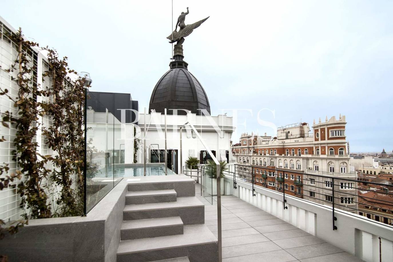 Madrid | Este ático se encuentra en la Gran Vía. Cuenta con piscina privada con vistas a la ciudad. Mide 386 metros cuadrados y tiene tres habitaciones. Su precio es de 2.990.000 euros.