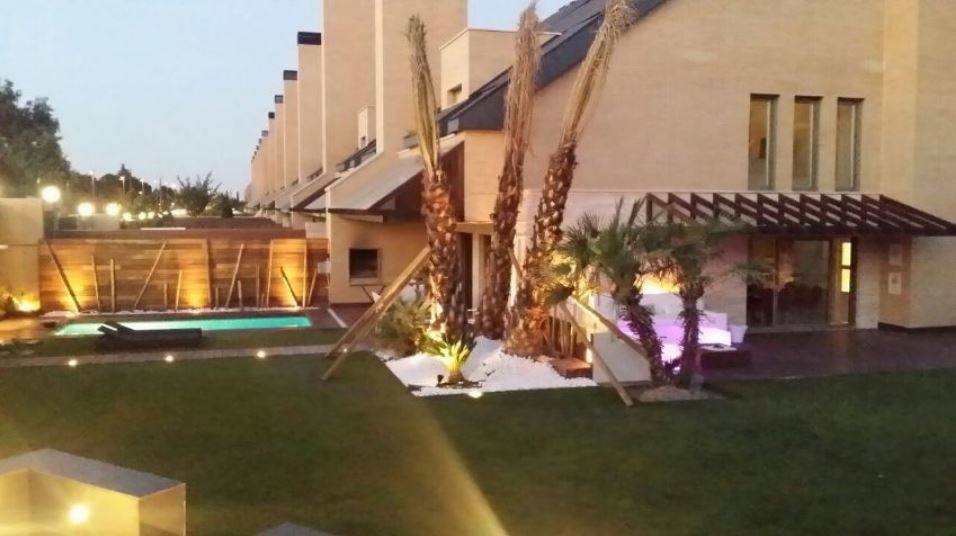 Madrid (Zona Prado de Somosaguas - La Finca, Pozuelo de Alarcón) | Este chalet pareado en venta tiene un precio de 3.700.000 euros. La vivienda de 950 metros tiene siete habitaciones, piscina cubierta en planta sótano de 10,5 metros, discoteca, gimnasio y jacuzzi y discoteca, entre otros.