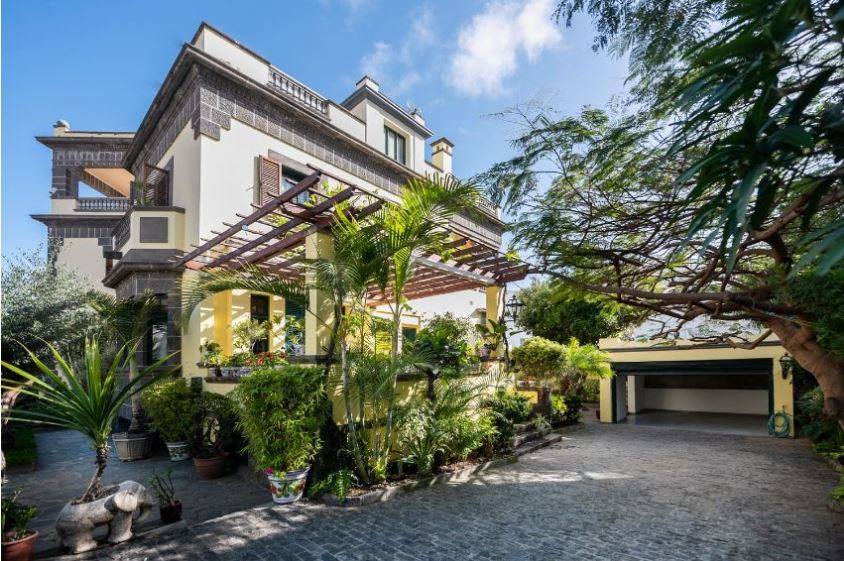Las Palmas de Gran Canaria | Este chalet independiente, con un precio de 2.362.500 euros, se encuentra ubicado en Ciudad Jardín, cerca del Muelle Deportivo. Cuenta con una superficie construida total aproximada de 622 metros cuadrados en una parcela de 711 metros cuadrados. Tiene cinco habitaciones.