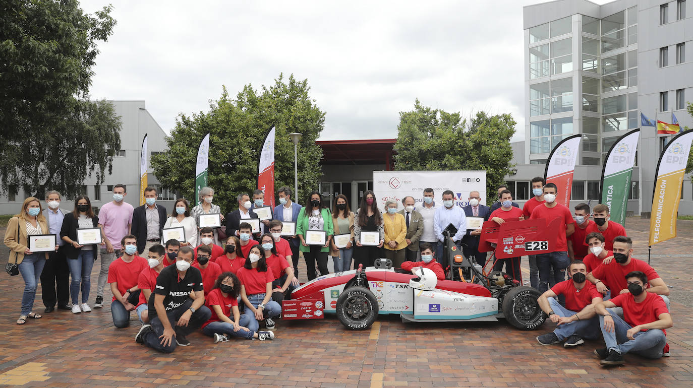 El monoplaza de competición ha sido diseñado y construido por estudiantes de la Universidad de Oviedo para competir en Formula Student, en agosto en el circuito de Montmeló.