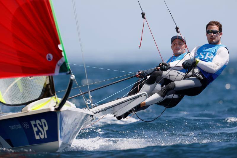Hoy en Tokio los regatistas españoles Diego Botín y Iago López Marra se sitúan segundos empatados con los británicos, que son líderes. Nicolás García, con tan solo 19 años, se clasifica para la final de 200 metros espalda. La selección de baloncesto destroza a Argentina y se clasifica para cuartos. Y en dos sin timonel, dos sextos puestos en las categorías masculina y femenina.