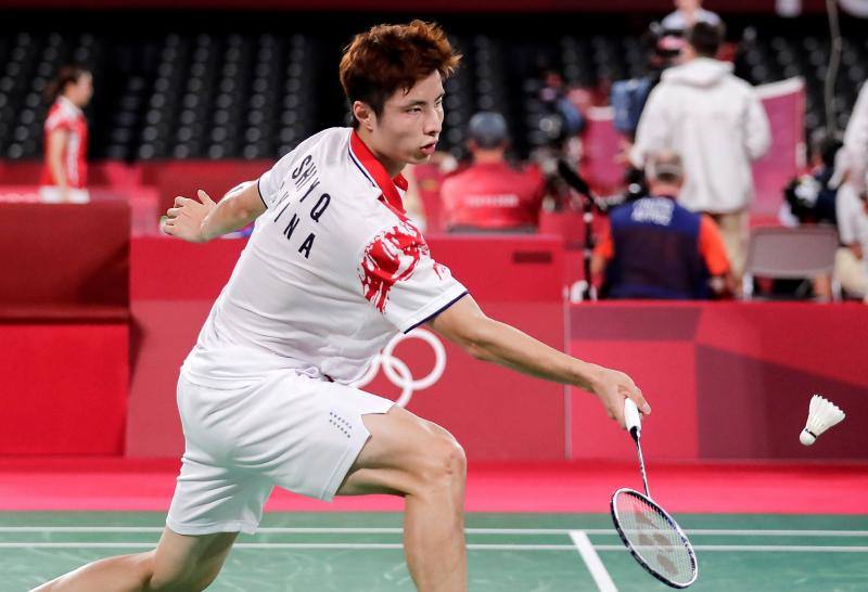 Hoy en Tokio los regatistas españoles Diego Botín y Iago López Marra se sitúan segundos empatados con los británicos, que son líderes. Nicolás García, con tan solo 19 años, se clasifica para la final de 200 metros espalda. La selección de baloncesto destroza a Argentina y se clasifica para cuartos. Y en dos sin timonel, dos sextos puestos en las categorías masculina y femenina.