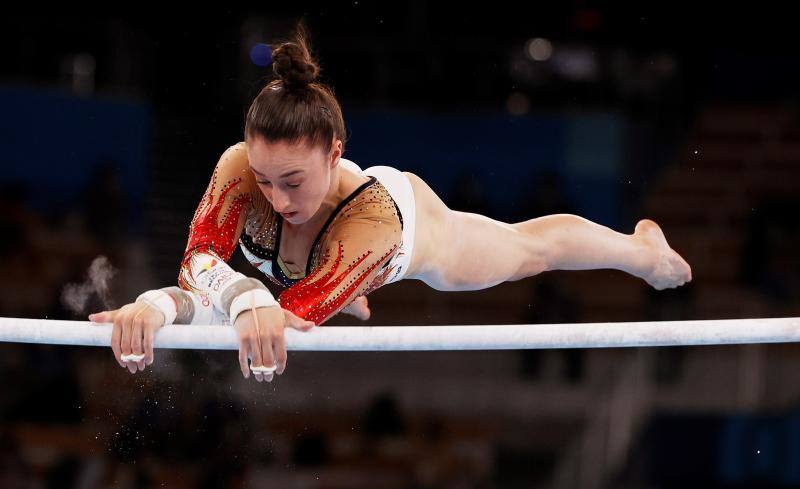 Hoy en Tokio los regatistas españoles Diego Botín y Iago López Marra se sitúan segundos empatados con los británicos, que son líderes. Nicolás García, con tan solo 19 años, se clasifica para la final de 200 metros espalda. La selección de baloncesto destroza a Argentina y se clasifica para cuartos. Y en dos sin timonel, dos sextos puestos en las categorías masculina y femenina.