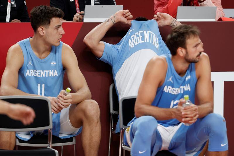 Hoy en Tokio los regatistas españoles Diego Botín y Iago López Marra se sitúan segundos empatados con los británicos, que son líderes. Nicolás García, con tan solo 19 años, se clasifica para la final de 200 metros espalda. La selección de baloncesto destroza a Argentina y se clasifica para cuartos. Y en dos sin timonel, dos sextos puestos en las categorías masculina y femenina.