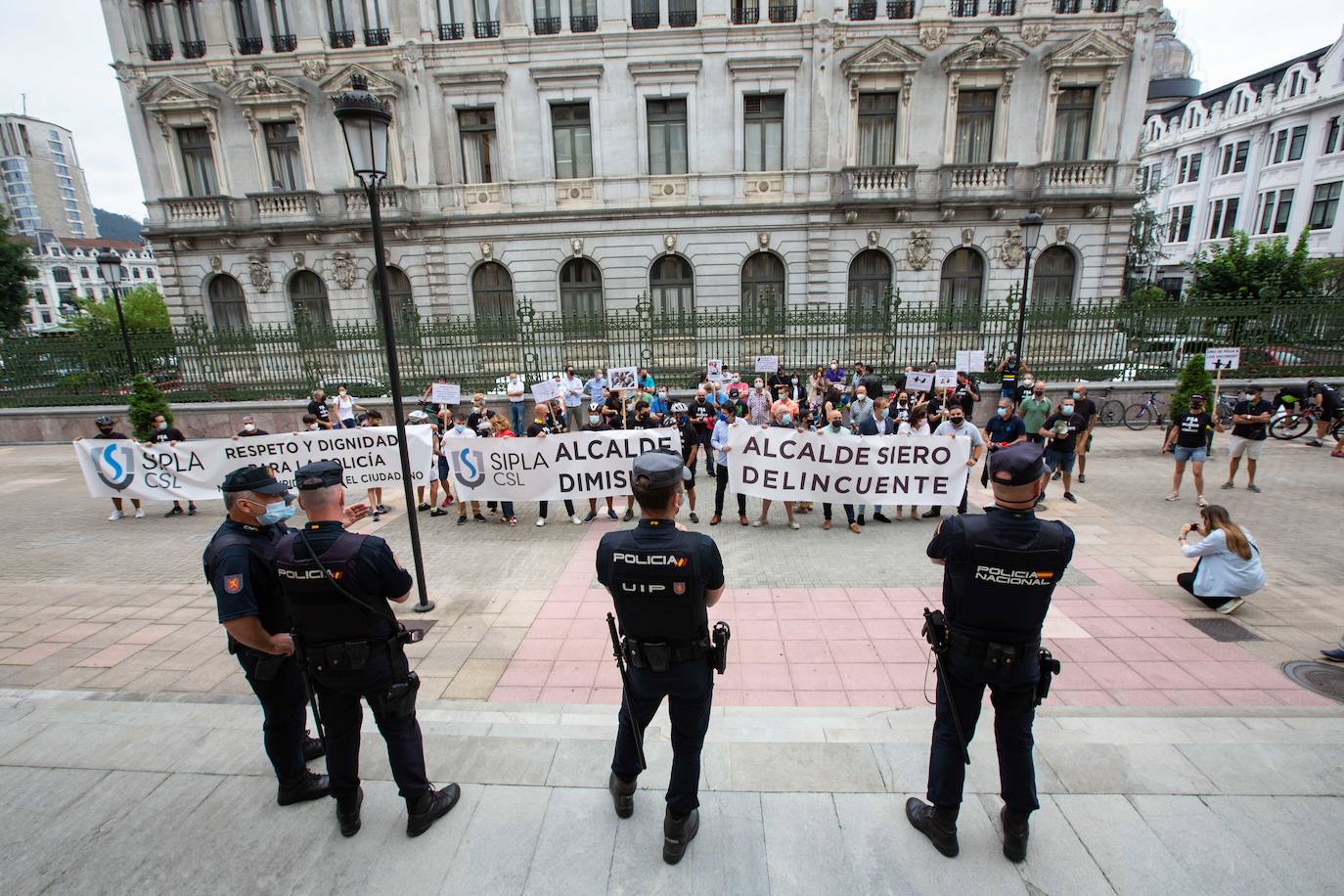 El Sindicato Independiente de Policías Locales de Asturias (Sipla) en Siero se ha manifestado este jueves frente a la Junta General y la sede de Presidencia del Principado de Asturias para pedir la dimisión del alcalde de Siero, el socialista Ángel García, después de que fuese condenado por un delito de lesiones leves contra un vecino de su inmueble en Lugones.