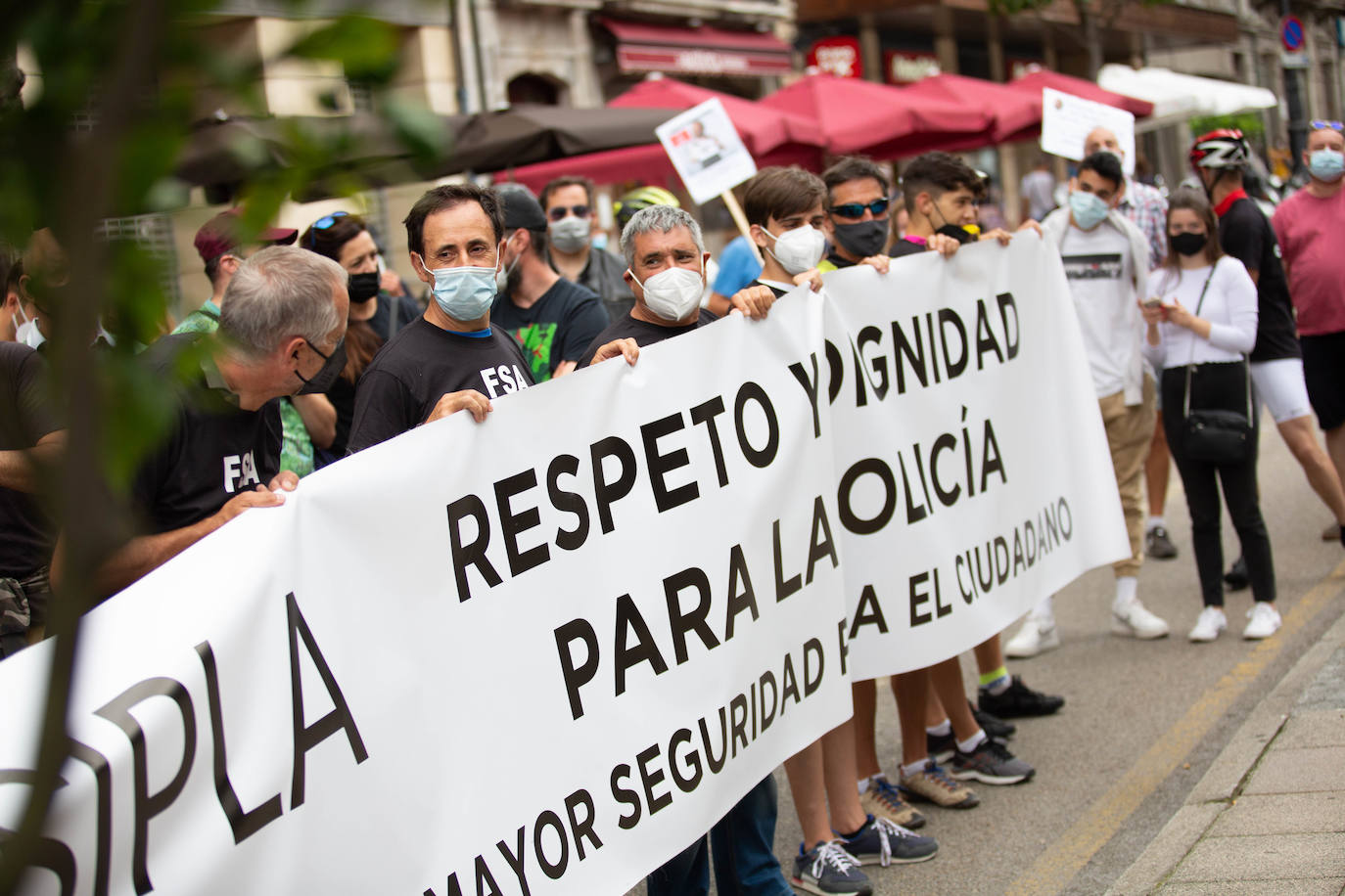 El Sindicato Independiente de Policías Locales de Asturias (Sipla) en Siero se ha manifestado este jueves frente a la Junta General y la sede de Presidencia del Principado de Asturias para pedir la dimisión del alcalde de Siero, el socialista Ángel García, después de que fuese condenado por un delito de lesiones leves contra un vecino de su inmueble en Lugones.