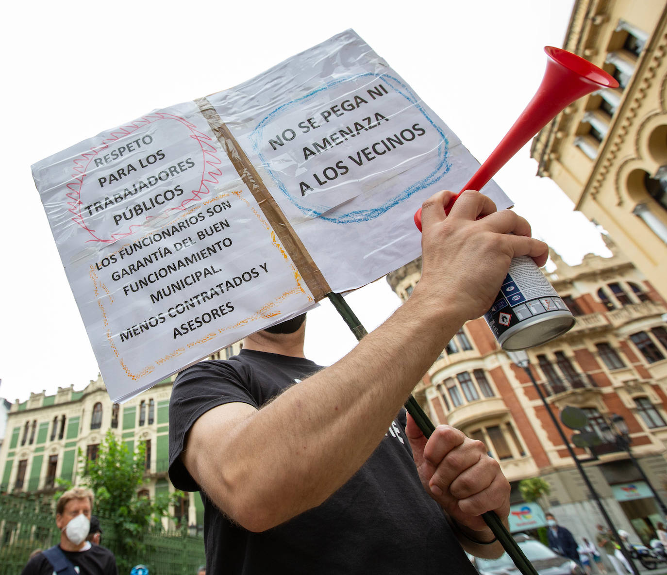 El Sindicato Independiente de Policías Locales de Asturias (Sipla) en Siero se ha manifestado este jueves frente a la Junta General y la sede de Presidencia del Principado de Asturias para pedir la dimisión del alcalde de Siero, el socialista Ángel García, después de que fuese condenado por un delito de lesiones leves contra un vecino de su inmueble en Lugones.