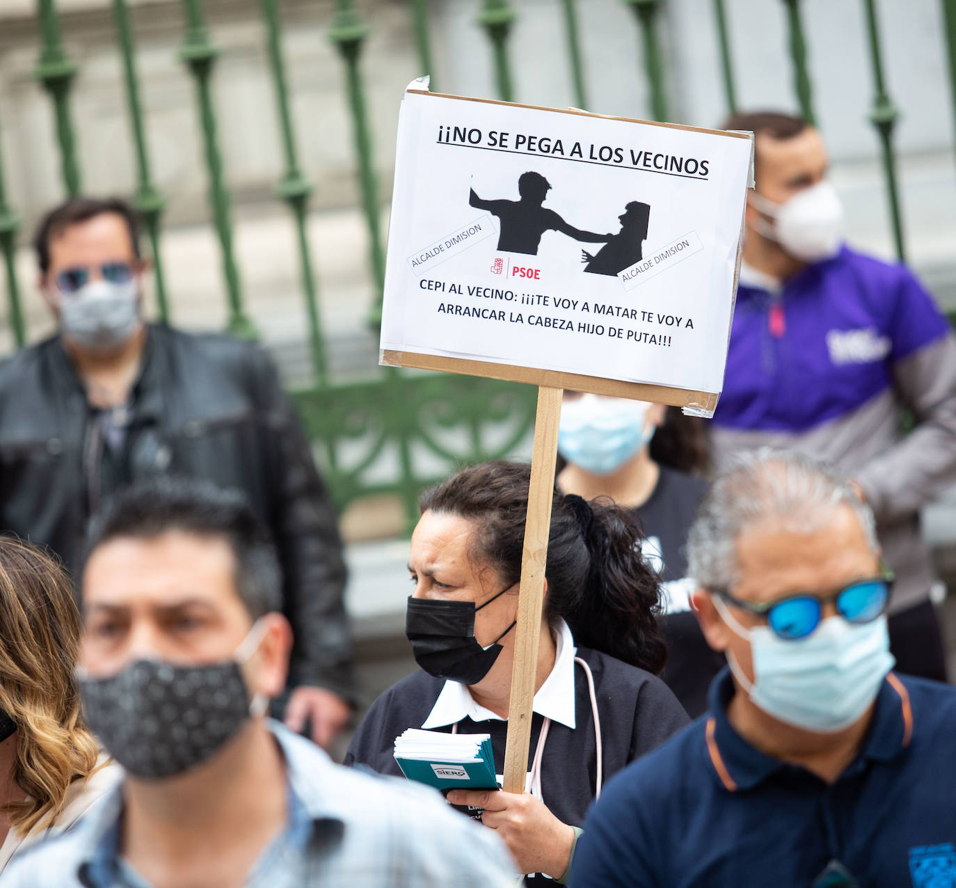 El Sindicato Independiente de Policías Locales de Asturias (Sipla) en Siero se ha manifestado este jueves frente a la Junta General y la sede de Presidencia del Principado de Asturias para pedir la dimisión del alcalde de Siero, el socialista Ángel García, después de que fuese condenado por un delito de lesiones leves contra un vecino de su inmueble en Lugones.