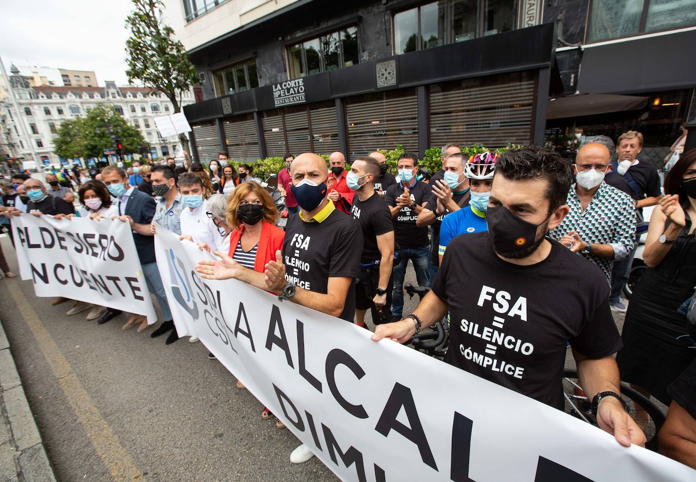 El Sindicato Independiente de Policías Locales de Asturias (Sipla) en Siero se ha manifestado este jueves frente a la Junta General y la sede de Presidencia del Principado de Asturias para pedir la dimisión del alcalde de Siero, el socialista Ángel García, después de que fuese condenado por un delito de lesiones leves contra un vecino de su inmueble en Lugones.