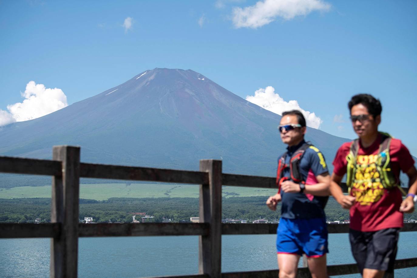 Japón es uno de los países que más sorprende a sus visitantes. La enorme diferencia cultural que surge al contemplar la sociedad nipona se extiende a sus paisajes, uno de cuyos exponentes más representativos es el monte Fuji, ubicado a escasos 70 kilómetros de Tokio, la capital del país. Unas montañas, valles y cerros con un encanto distinto al verde asturiano y bombeadas parcialmente por un volcán que es el principal emblema japonés.