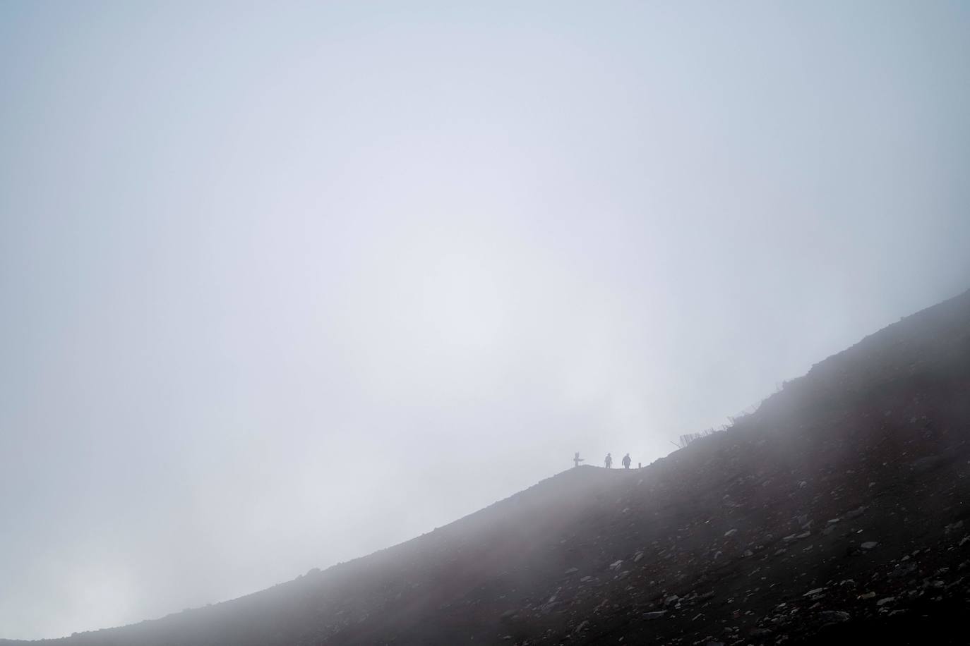 Japón es uno de los países que más sorprende a sus visitantes. La enorme diferencia cultural que surge al contemplar la sociedad nipona se extiende a sus paisajes, uno de cuyos exponentes más representativos es el monte Fuji, ubicado a escasos 70 kilómetros de Tokio, la capital del país. Unas montañas, valles y cerros con un encanto distinto al verde asturiano y bombeadas parcialmente por un volcán que es el principal emblema japonés.