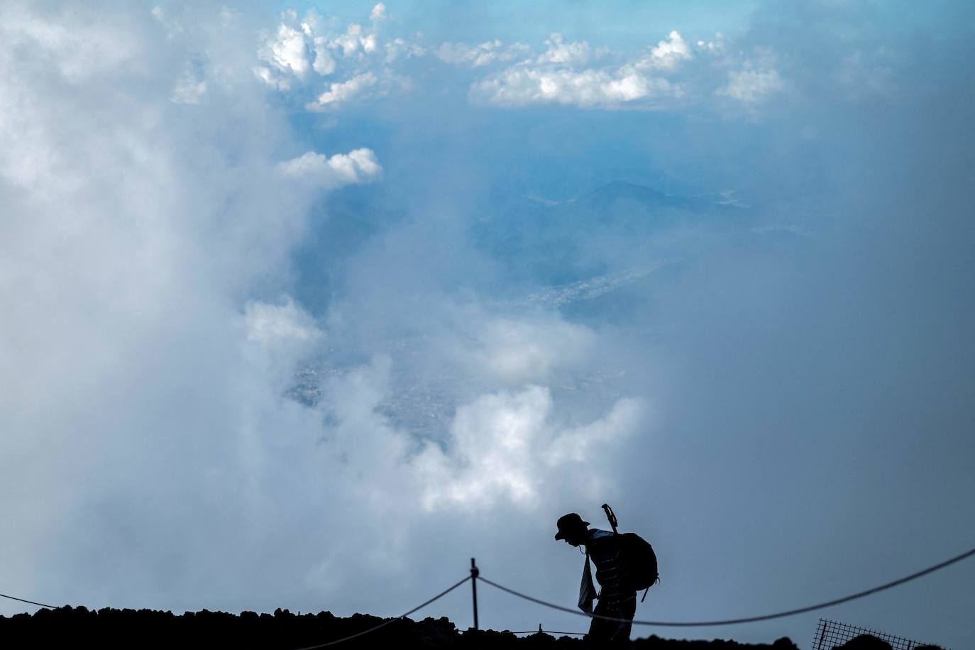 Japón es uno de los países que más sorprende a sus visitantes. La enorme diferencia cultural que surge al contemplar la sociedad nipona se extiende a sus paisajes, uno de cuyos exponentes más representativos es el monte Fuji, ubicado a escasos 70 kilómetros de Tokio, la capital del país. Unas montañas, valles y cerros con un encanto distinto al verde asturiano y bombeadas parcialmente por un volcán que es el principal emblema japonés.