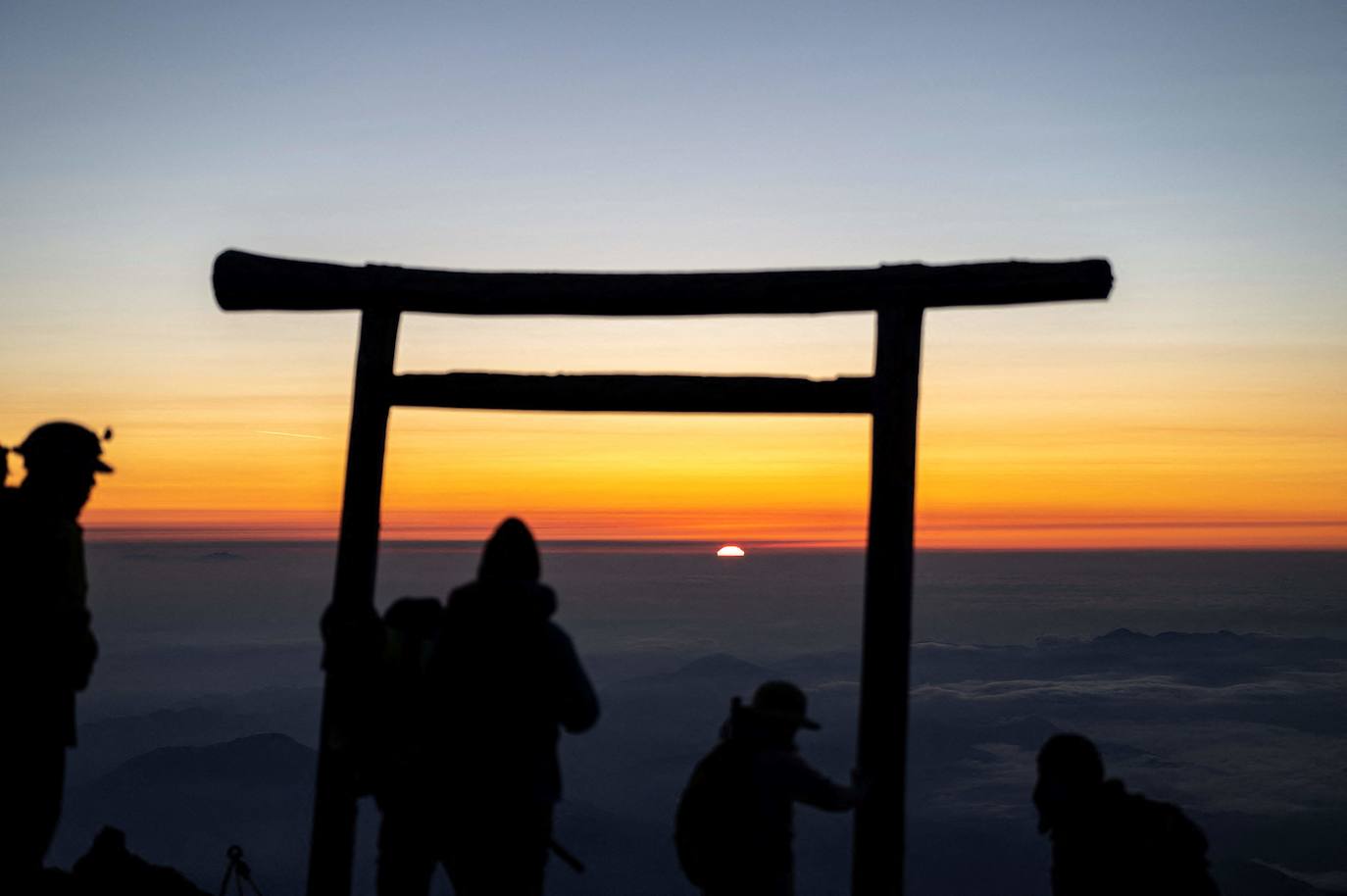 Japón es uno de los países que más sorprende a sus visitantes. La enorme diferencia cultural que surge al contemplar la sociedad nipona se extiende a sus paisajes, uno de cuyos exponentes más representativos es el monte Fuji, ubicado a escasos 70 kilómetros de Tokio, la capital del país. Unas montañas, valles y cerros con un encanto distinto al verde asturiano y bombeadas parcialmente por un volcán que es el principal emblema japonés.